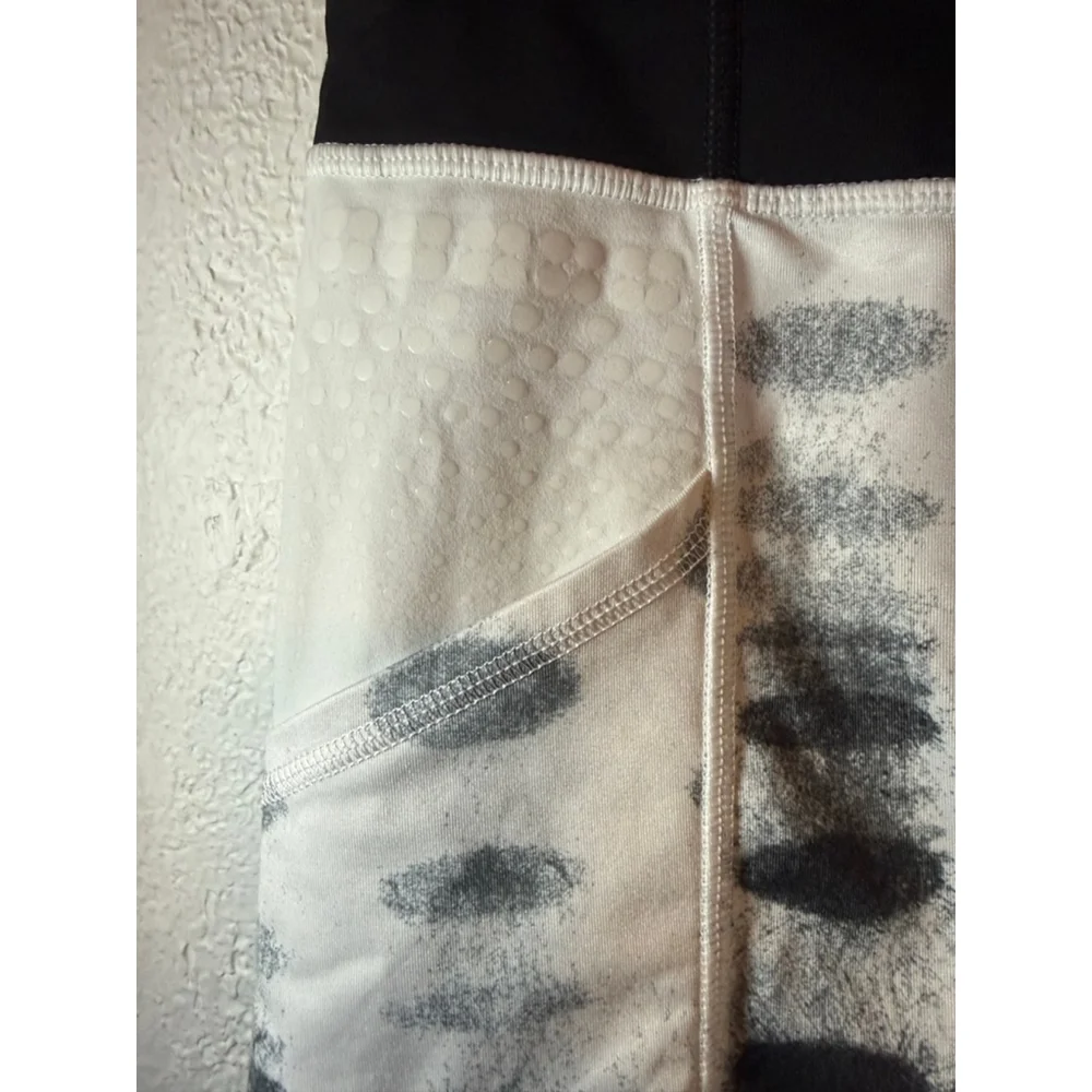 Preowned, Lululemon Run Dart and Dash Short Womens Seaside Dot Embossed, Size 6 - Picture 2 of 7